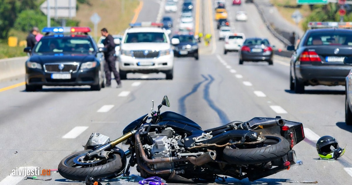 Motocikl na kolniku autoceste, u pozadini policija i vozila.
